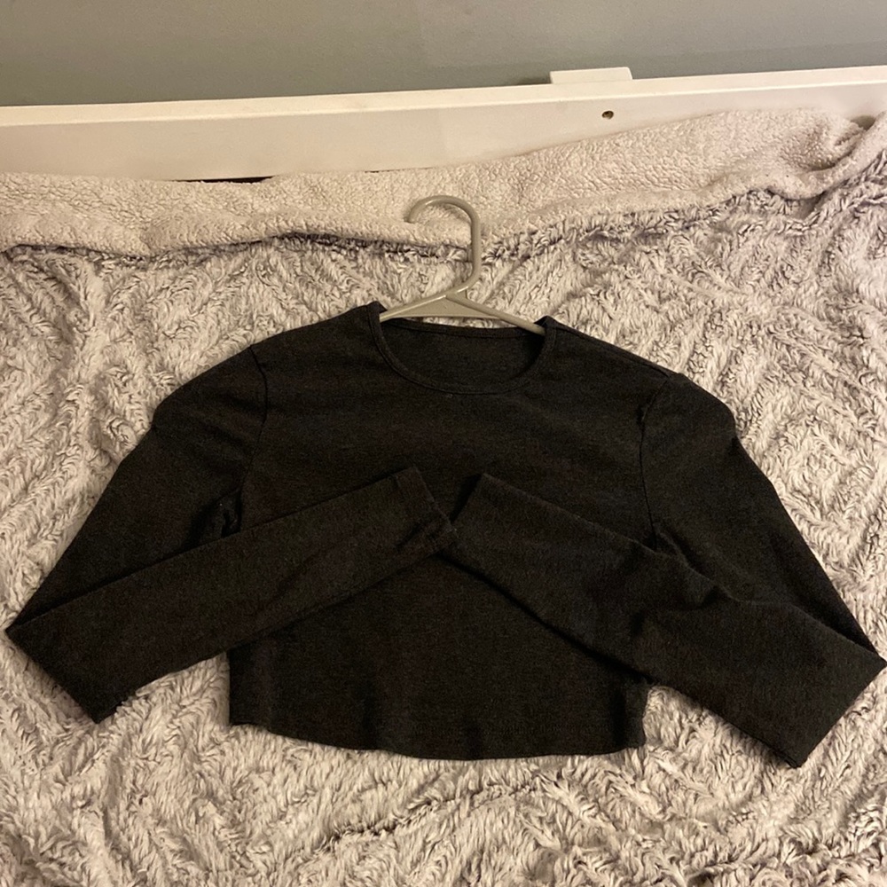 ✅Gray cropped long sleeve